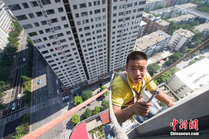 猛暑の中、市民たちのため空調(diào)を設(shè)置するエンジニア