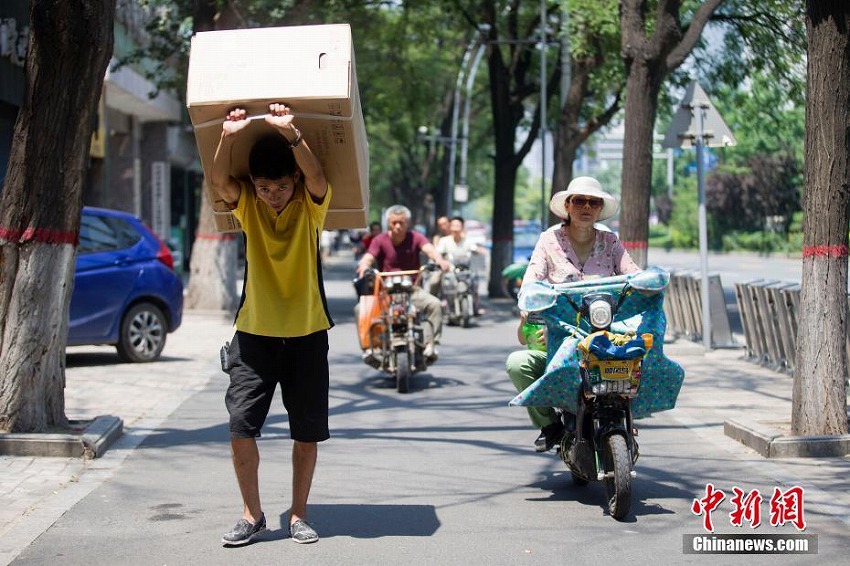 猛暑の中、市民たちのため空調(diào)を設(shè)置するエンジニア