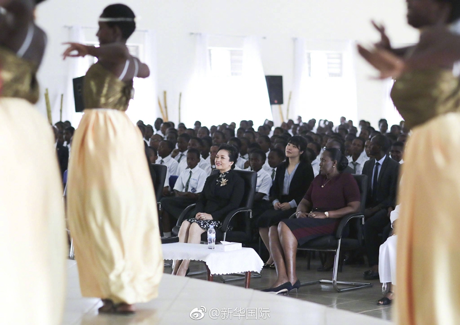 彭麗媛夫人がルワンダの女子中學(xué)校を訪問