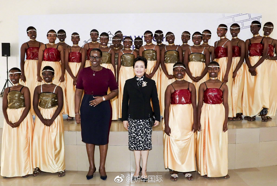 彭麗媛夫人がルワンダの女子中學(xué)校を訪問