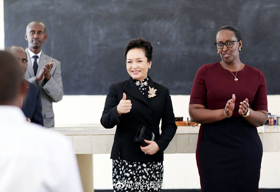 彭麗媛夫人がルワンダの女子中學(xué)校を訪問