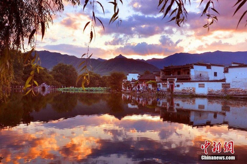 見(jiàn)事な美しさを見(jiàn)せる風(fēng)景　色とりどりの夕焼けに染まる安徽省皖南宏村