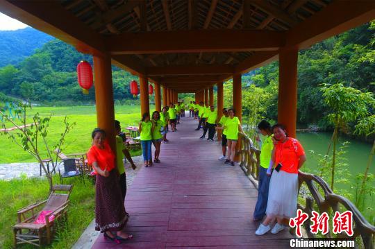 創(chuàng)意あふれる同窓會(huì)の集合寫(xiě)真、協(xié)力して「花びら」を形作る　湖北省