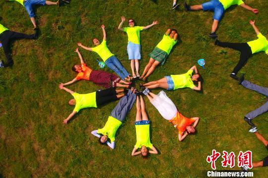 創(chuàng)意あふれる同窓會(huì)の集合寫真、協(xié)力して「花びら」を形作る　湖北省