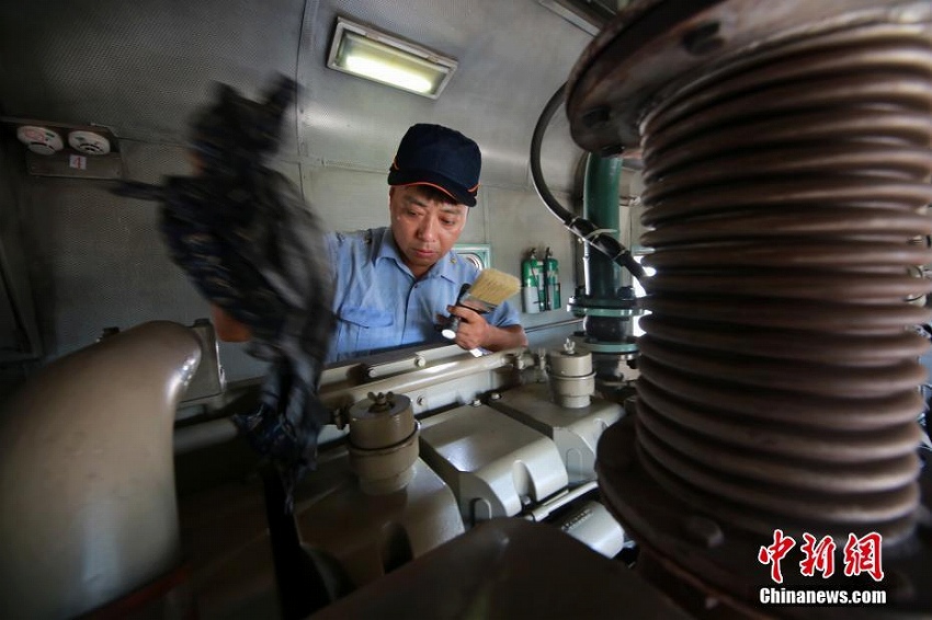 猛暑の重慶市、必死に働く鉄道作業(yè)員