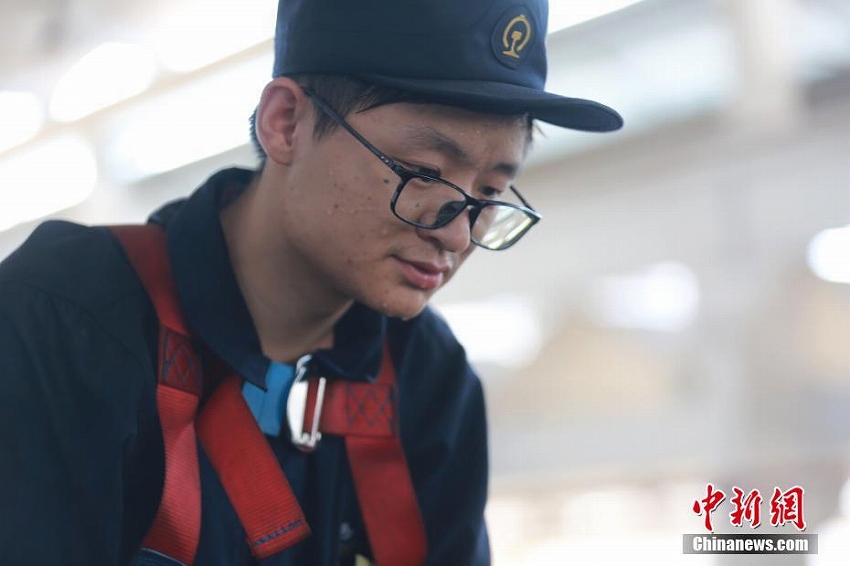 猛暑の重慶市、必死に働く鉄道作業(yè)員