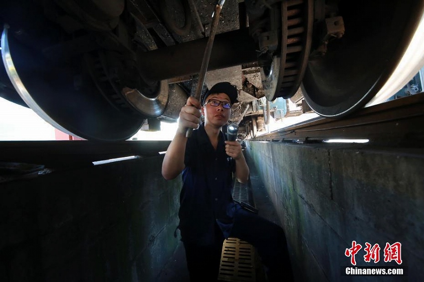 猛暑の重慶市、必死に働く鉄道作業(yè)員