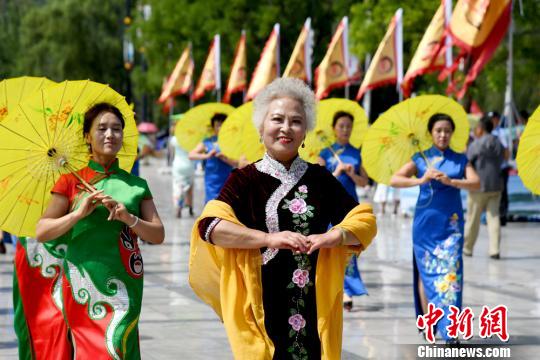 平?jīng)鍪肖乔摔违靴榨┅`マーたちによるチャイナドレス?ショー　甘粛省