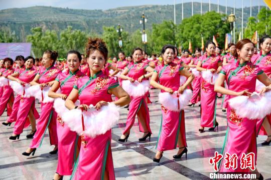 平?jīng)鍪肖乔摔违靴榨┅`マーたちによるチャイナドレス?ショー　甘粛省