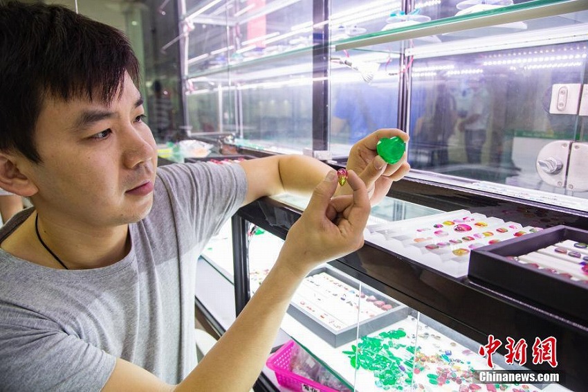 寶石マーケット、1日に10萬個(gè)の寶石を選り分ける労働者たち　広西