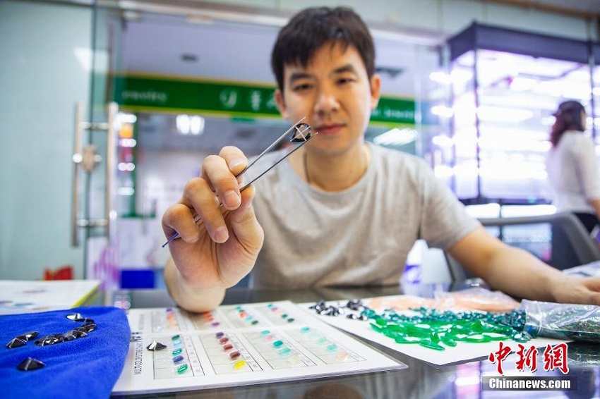 寶石マーケット、1日に10萬(wàn)個(gè)の寶石を選り分ける労働者たち　広西