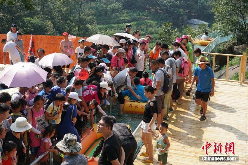 山林を抜け絶壁を進(jìn)む「中原一長くてスリリングなガラスのスライダー」