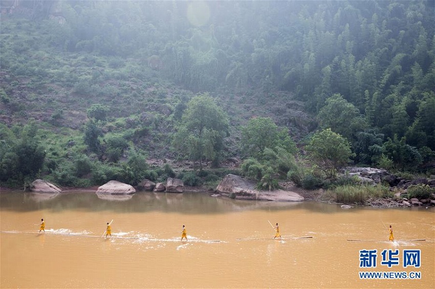 赤水河の名物パフォーマンス「獨(dú)竹漂」　貴州省