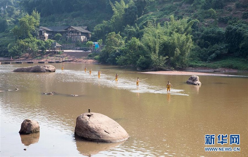 赤水河の名物パフォーマンス「獨(dú)竹漂」　貴州省