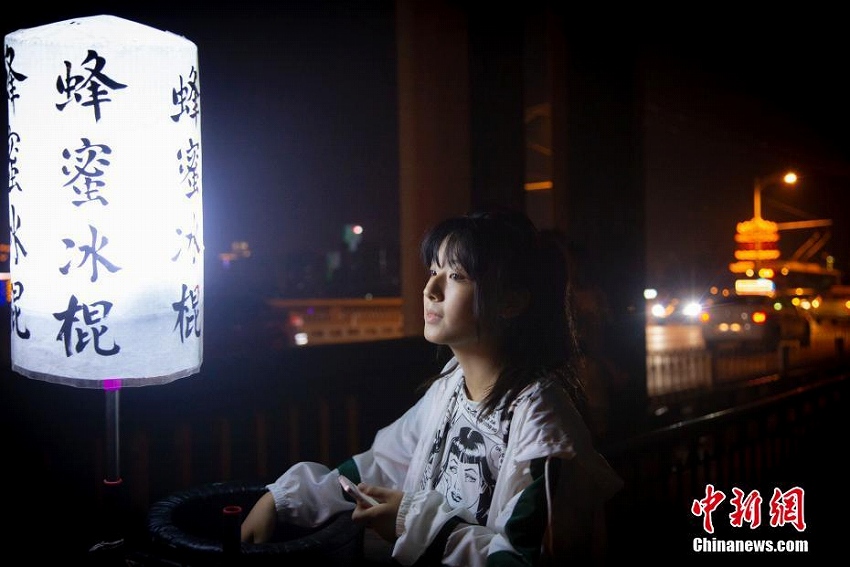 猛暑の中、アイスを販売して學(xué)費(fèi)を稼ぐ18歳の少女　湖北省