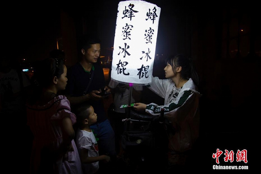 猛暑の中、アイスを販売して學(xué)費を稼ぐ18歳の少女　湖北省