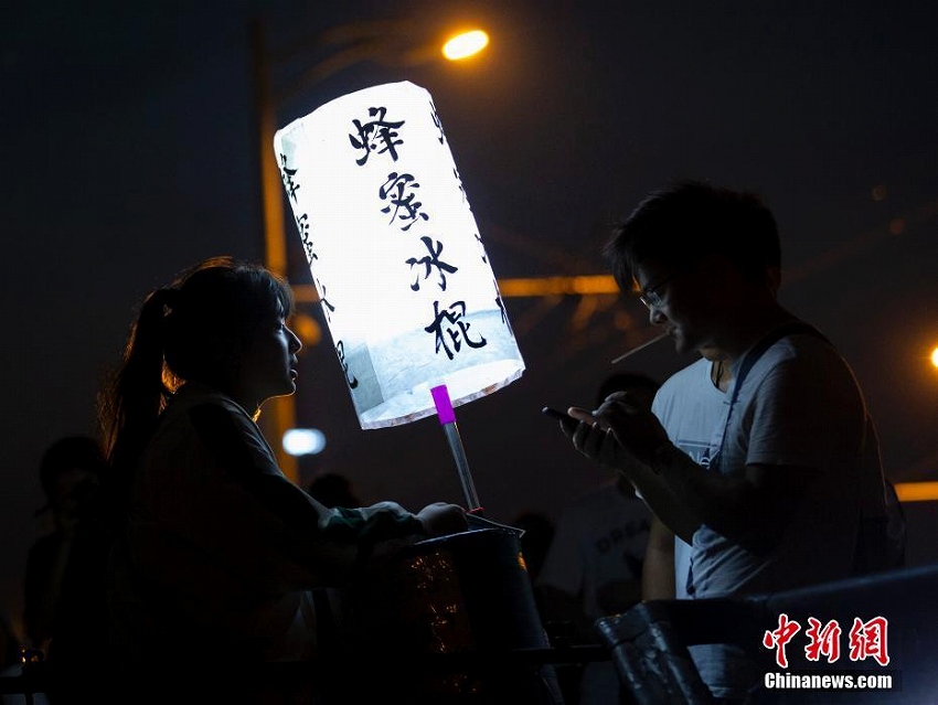 猛暑の中、アイスを販売して學(xué)費(fèi)を稼ぐ18歳の少女　湖北省