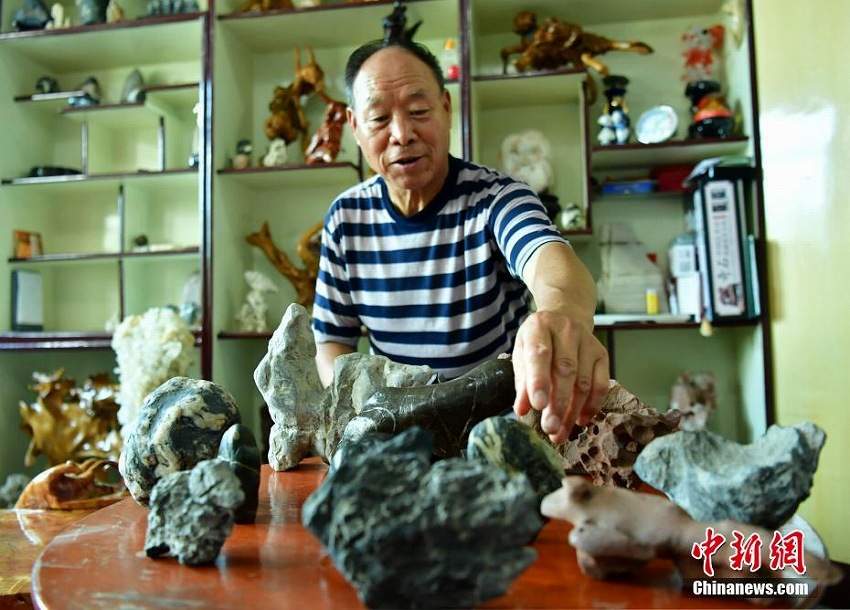 奇石コレクションに沒(méi)頭する76歳の高齢者　家の中は石まみれ