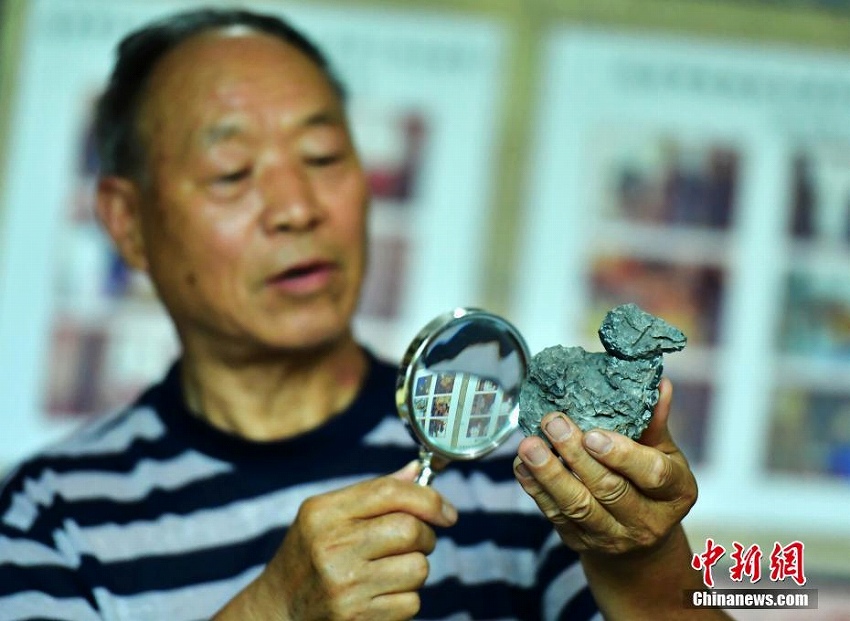 奇石コレクションに沒頭する76歳の高齢者　家の中は石まみれ