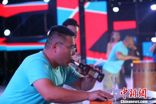 第28回青島國際ビール祭り、男女大酒飲み大會(huì)が開催