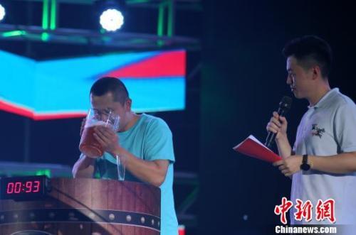 第28回青島國際ビール祭り、男女大酒飲み大會が開催