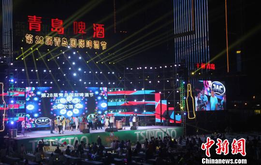 第28回青島國(guó)際ビール祭り、男女大酒飲み大會(huì)が開(kāi)催