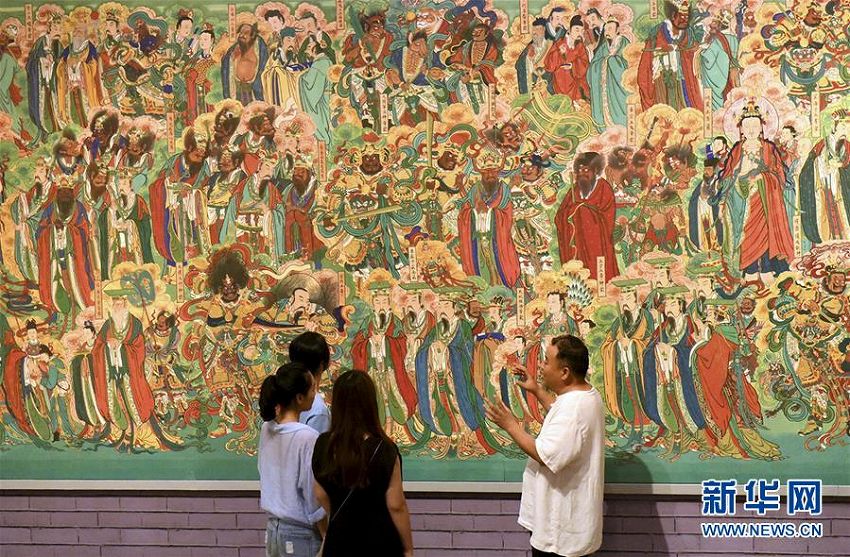 河北省石家荘市の民間畫家　中國の伝統(tǒng)壁畫を広める