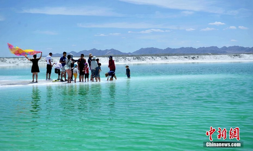 青海省の「翡翠湖」と呼ばれる大柴旦湖の魅力