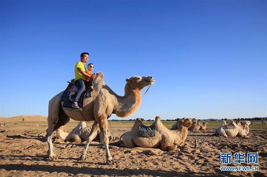 砂漠の名所、夏の観光シーズンを迎える