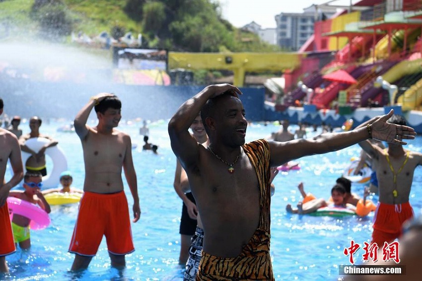 重慶市で勤続11年のアフリカ人青年、25日間の猛暑休暇を取得