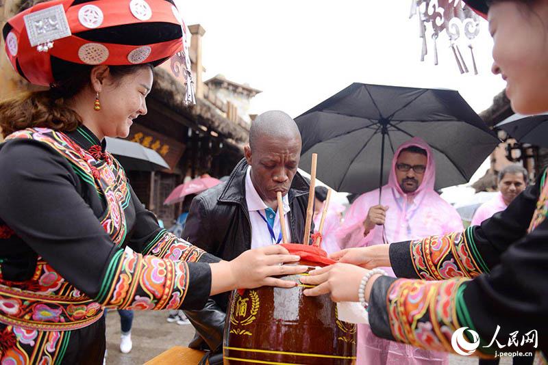外國(guó)人記者の貴州六盤水旅行記　地元の民俗文化や伝統(tǒng)習(xí)慣を體験