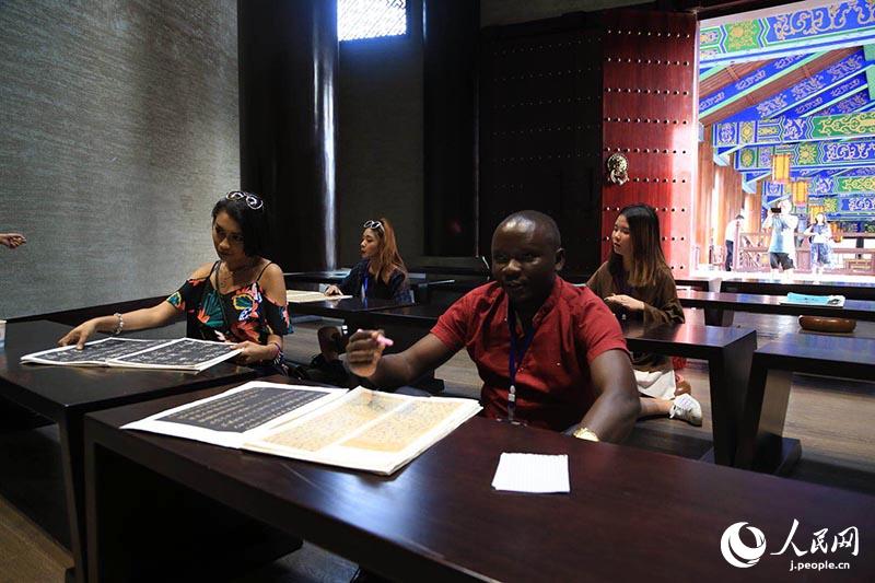 外國人記者の貴州六盤水旅行記　地元の民俗文化や伝統(tǒng)習(xí)慣を體験