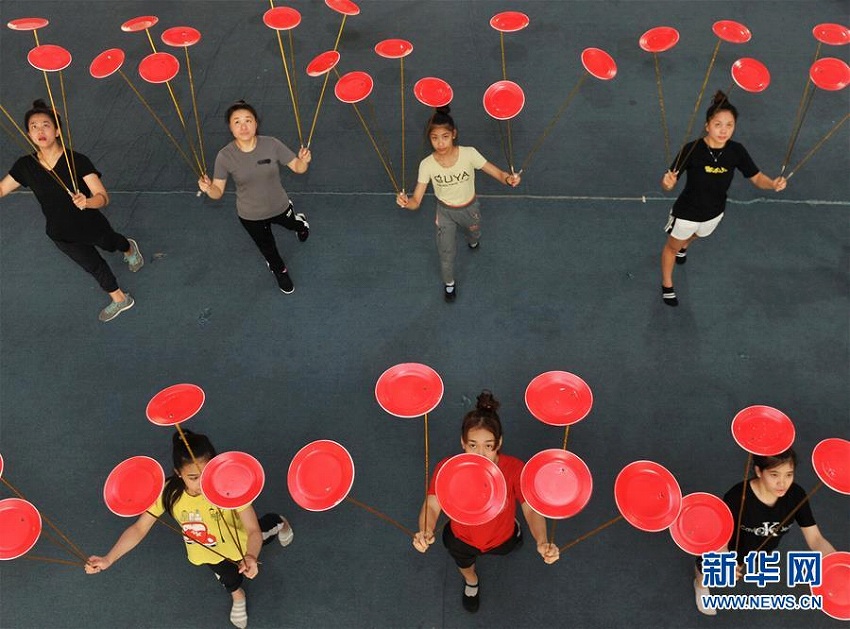 河北省の「雑技の里」、留學(xué)生が技を磨く