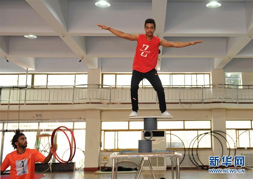 河北省の「雑技の里」、留學(xué)生が技を磨く