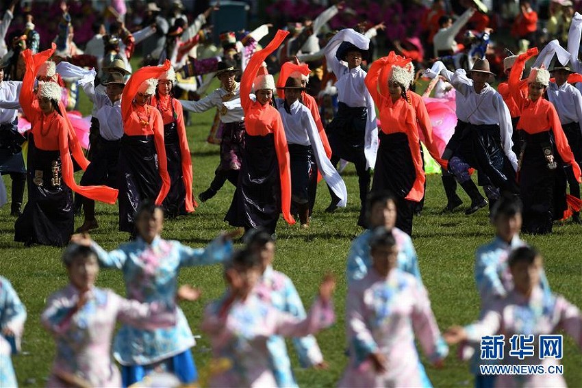 甘南草原で第19回九色甘南「香巴拉」旅行アートフェスティバルが開催