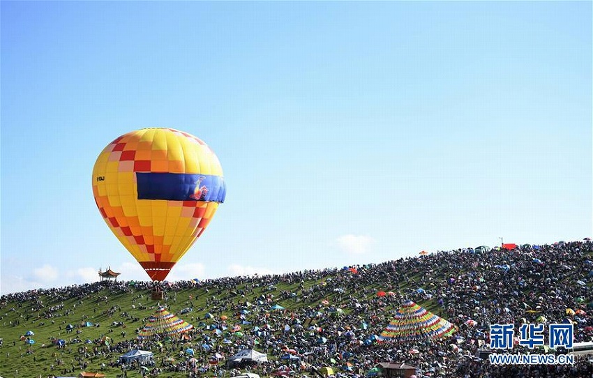 甘南草原で第19回九色甘南「香巴拉」旅行アートフェスティバルが開催