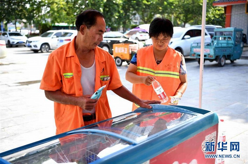 「愛心冷蔵ショーケース」で屋外作業(yè)者たちに涼を提供