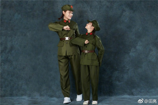 元飛込選手の田亮、建軍節(jié)祝って家族全員の軍服寫真投稿