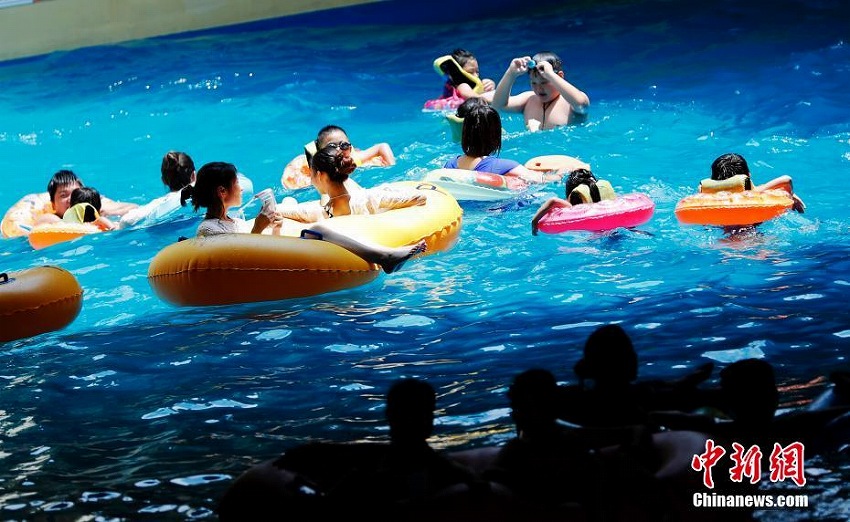 上海市で耐えがたい猛暑、水遊びで涼を取る市民たち