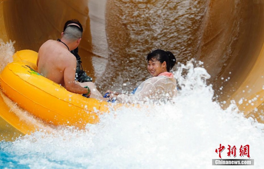 上海市で耐えがたい猛暑、水遊びで涼を取る市民たち