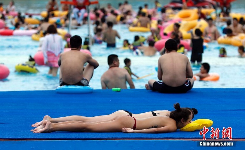 上海市で耐えがたい猛暑、水遊びで涼を取る市民たち