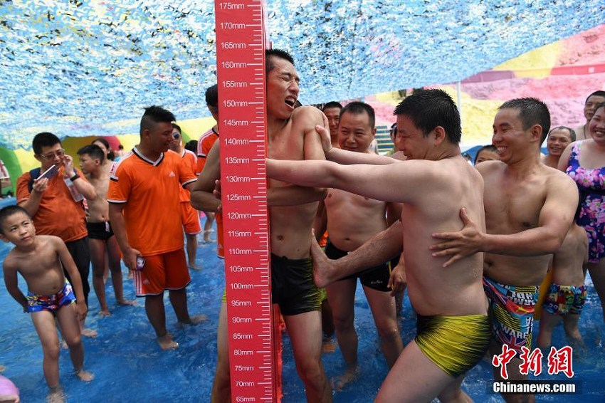 重慶市洋人街水上楽園でスタイルを競(jìng)い合うコンテスト開催