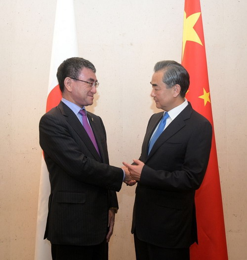 王毅外交部長が日本の河野太郎外相と會談