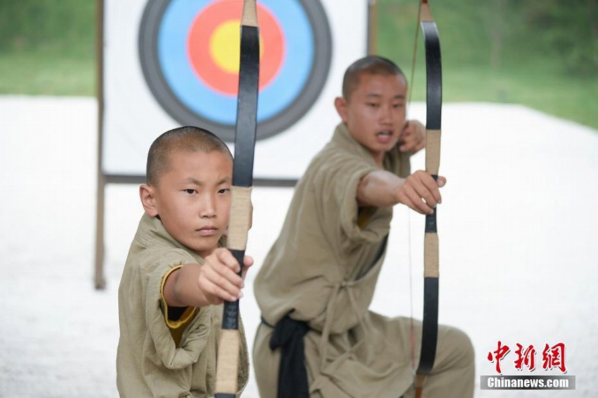 山西省?張壁古堡で名手が伝統(tǒng)弓術(shù)の腕前披露