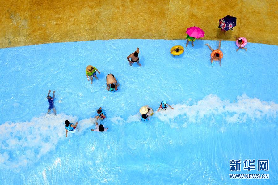 広西チワン族自治區(qū)柳州市、猛暑で水遊びが人気