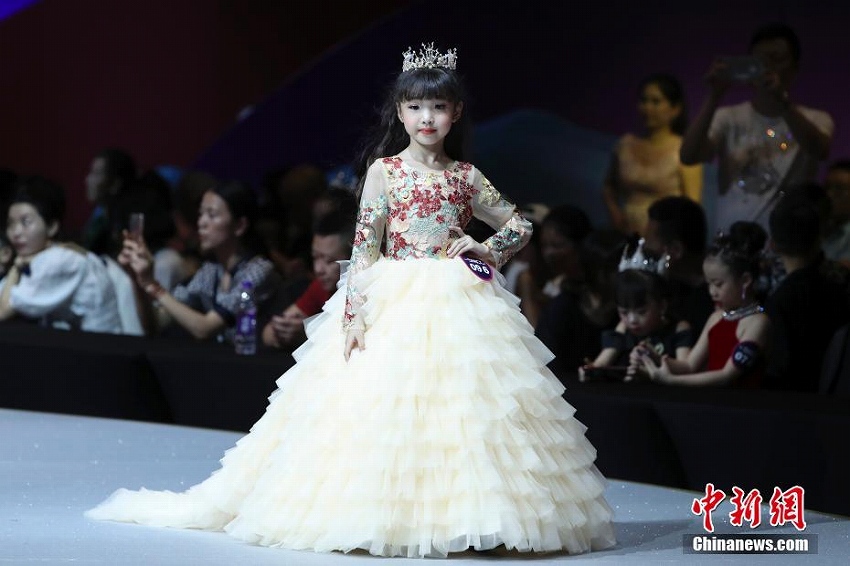 100人以上の子供たちがステージに　重慶市でキッズモデルコンテスト
