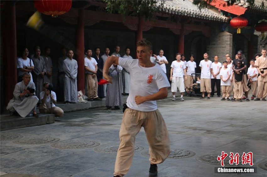 海外の弟子たちが少林文化発祥の地を訪問