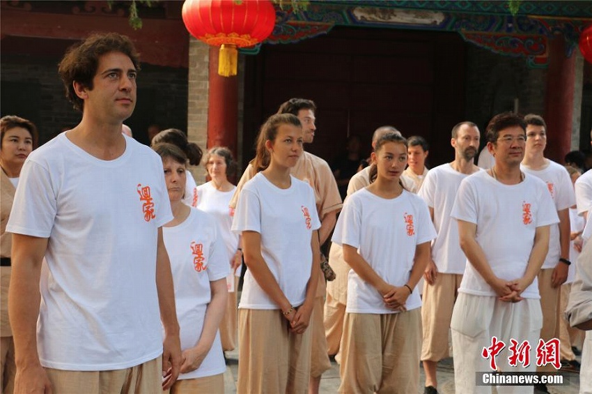 海外の弟子たちが少林文化発祥の地を訪問