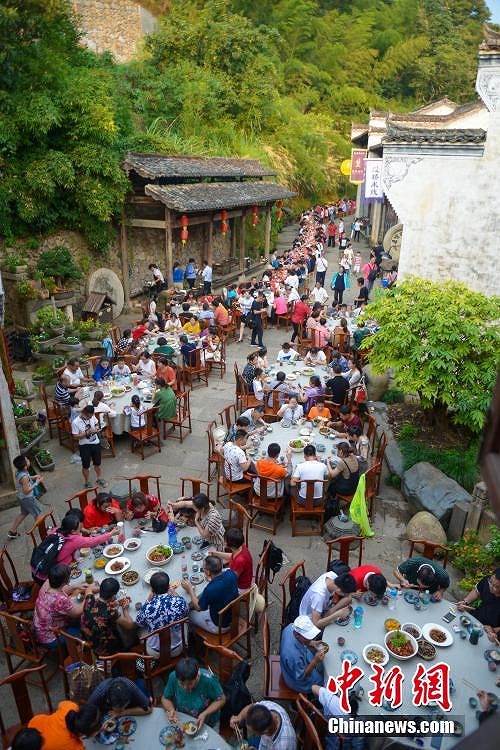 100メートルにわたり宴席並べる「長(zhǎng)街宴」で観光客をおもてなし　江西省