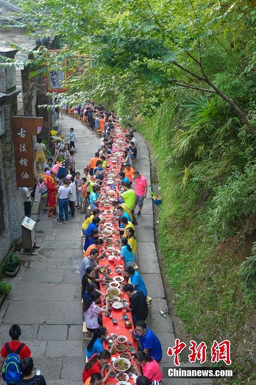 100メートルにわたり宴席並べる「長(zhǎng)街宴」で観光客をおもてなし　江西省